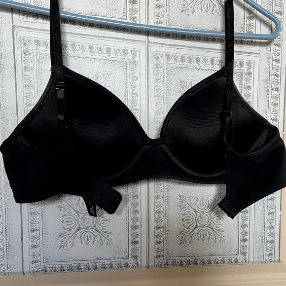 NWOT Sz-36/B Bra in a Minimalist Basic Black, Comfy, Silky, Smooth Fit, No Wires - Picture 5 of 16